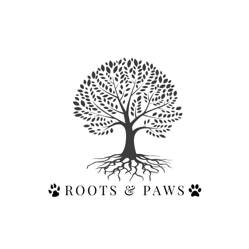 Arbre avec le nom de l'entreprise "Roots & Paws" sous ses racines et deux pattes d'animaux avant et après le nom. 